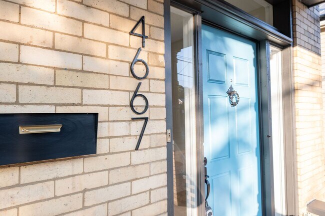 Foto del edificio - NORTHSIDE RARE GEM - FULLY RENOVATED 5+ BE...