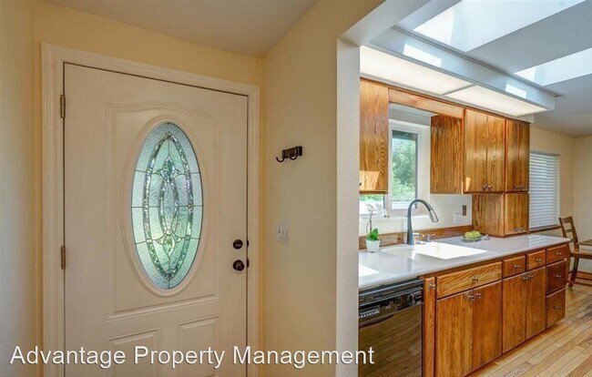 Building Photo - 4 br, 1.5 bath House - 3010 NW Walnut Blvd