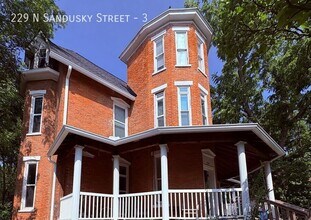 Building Photo - 229 N Sandusky St