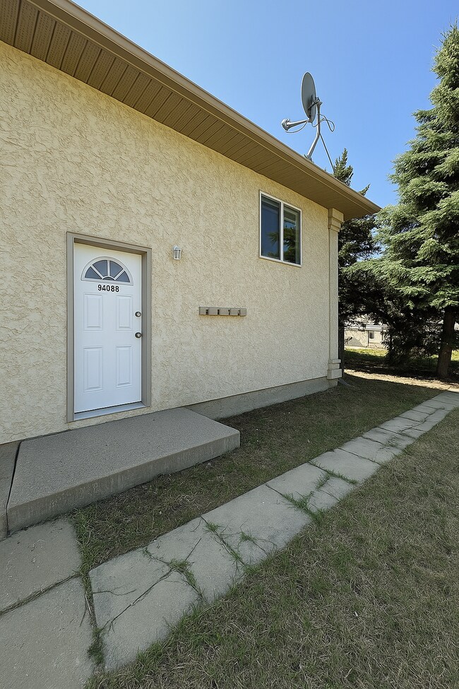 Building Photo - 9408 B-94100 100 Ave.