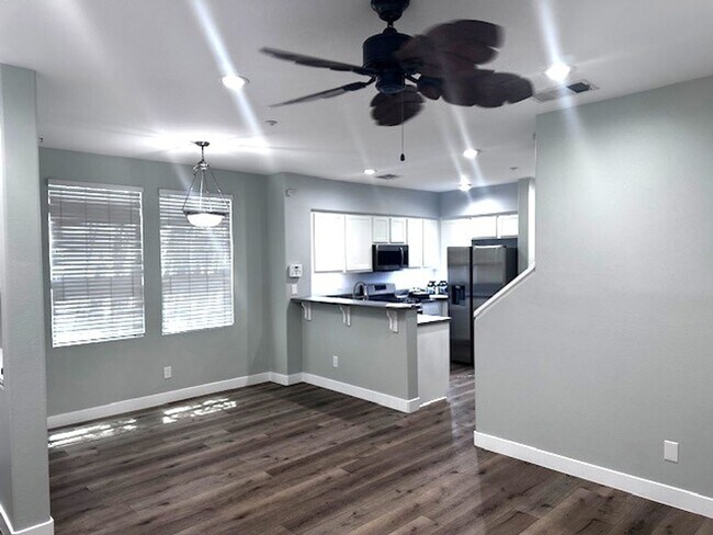 Building Photo - Very Nice Townhome!