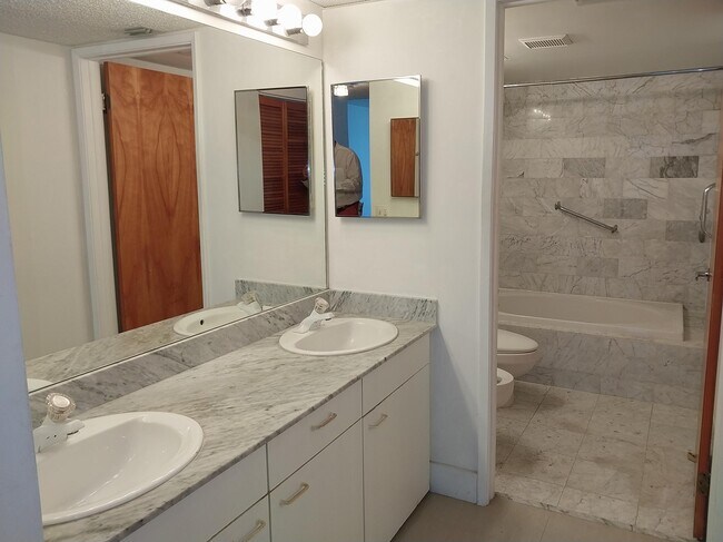 Foto del edificio - 9341 Collins Ave