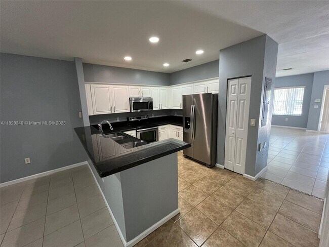 Building Photo - 2539 SW 82nd Ave