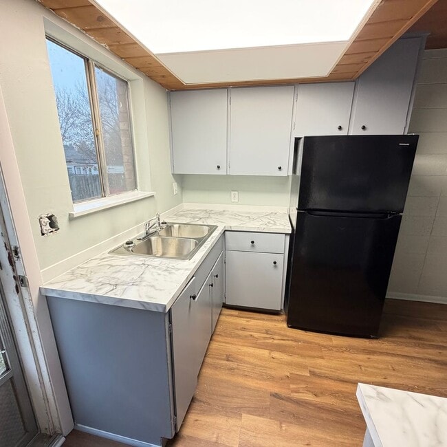 Building Photo - Remodeled - Two Bedroom Townhome on the NE Side of Grand Rapids