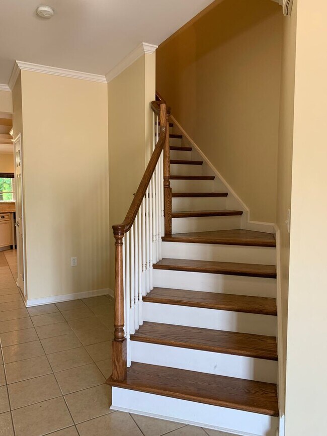 Building Photo - BEAUTIFUL 3 BED/2.5 BATH TOWNHOUSE!!