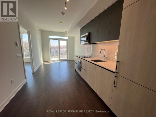 Photo du bâtiment - 150 Logan Ave
