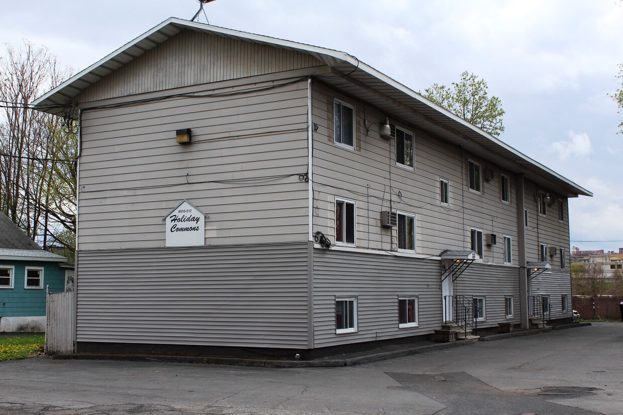 Primary Photo - Holiday Commons