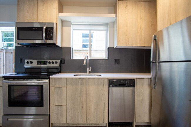 Building Photo - Contemporary 1-Bedroom Flat w/ DW + W/D Ready Late August!