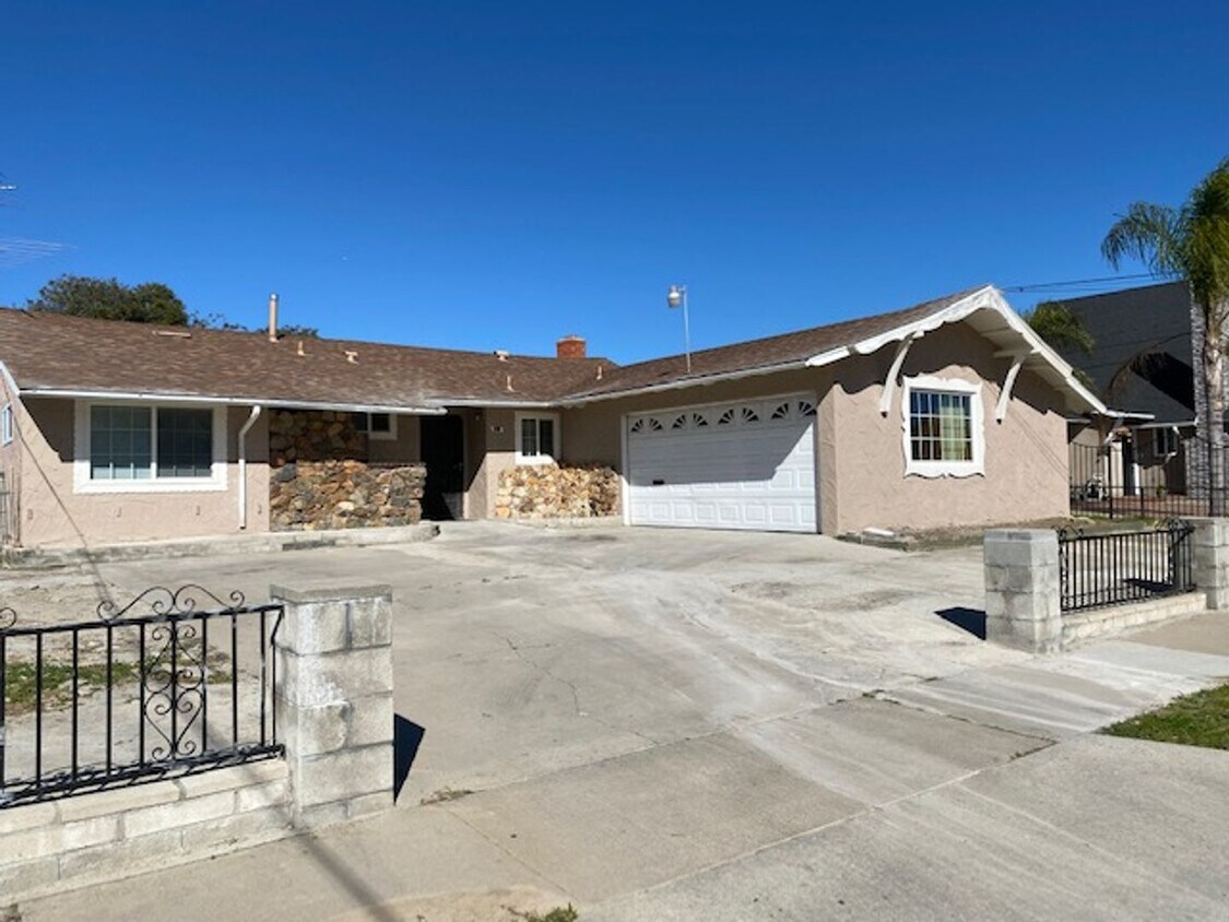 Primary Photo - 3 bedroom house with breezy backyard and v...