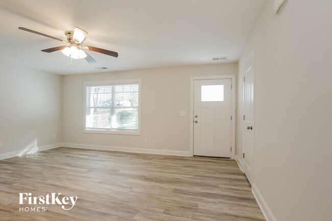 Foto del edificio - 6631 Rockwell Blvd