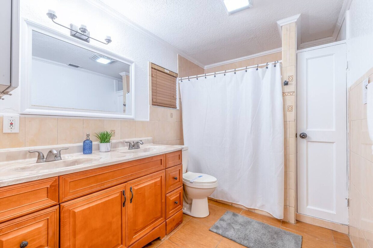 Foto principal - 910 NE 49th St