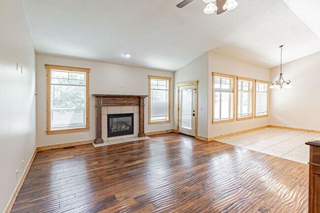 Building Photo - Beautiful- 5 bed/3 bath, 3 car garage and ...