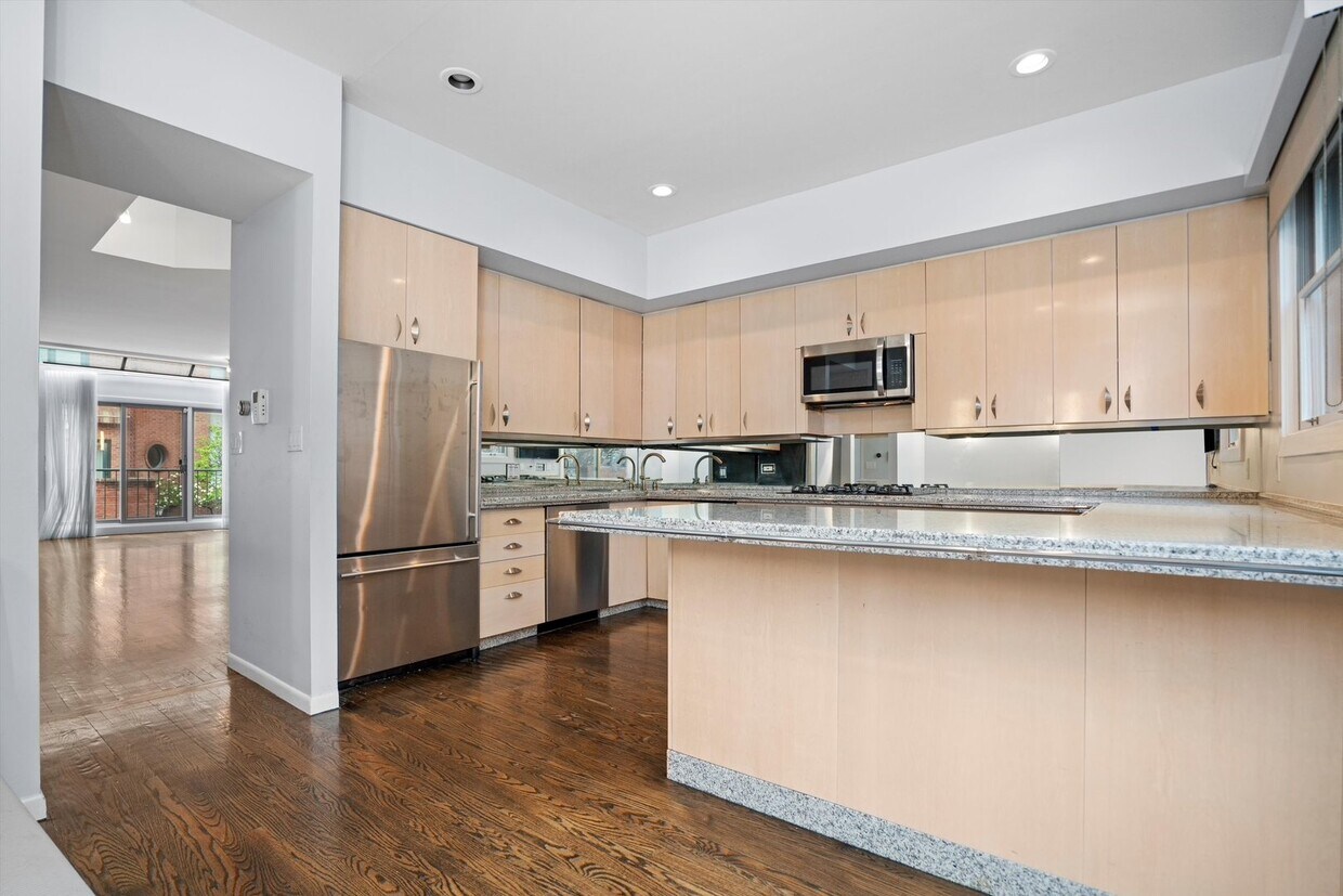 Primary Photo - 171 W Goethe St