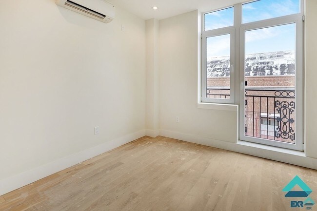 Foto del edificio - 1004 Gates Ave