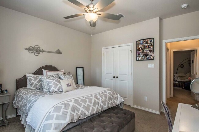 Foto del edificio - * MOVE IN SUMMER 6/30/2027 * 6 Bed 4 Bath ...