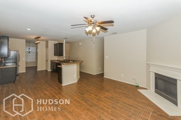 Foto del edificio - NOW AVAILABLE! - 203 Moonlight Dr, Red Oak...
