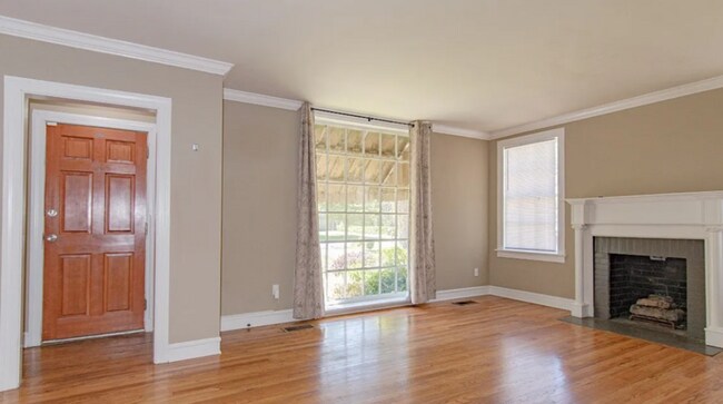 Foto del edificio - Cute Curb Appeal and fresh updates!