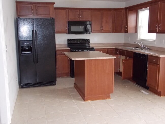 Building Photo - 106 Cornflower Way Radcliff