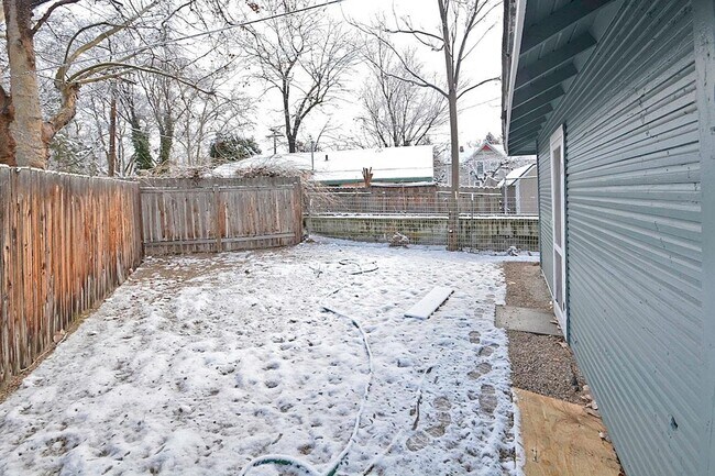 Building Photo - Private 1 Bedroom 1 Bathroom Bungalow