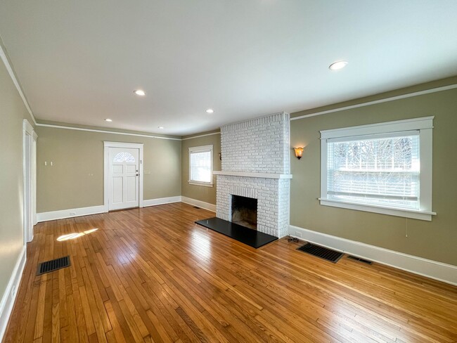 Building Photo - Elegantly Updated Two-Bedroom near Downtow...