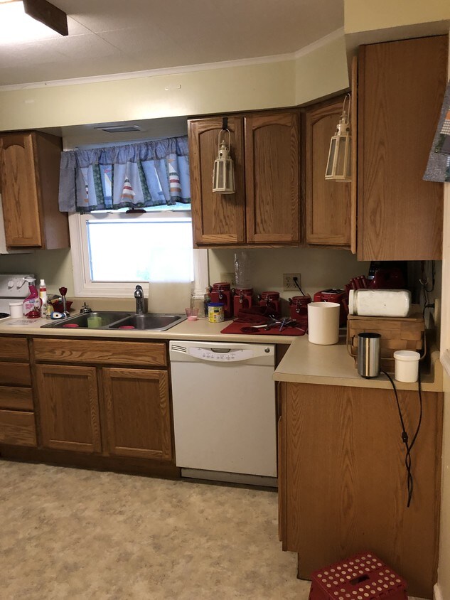 Building Photo - 2220 Roselawn Ave