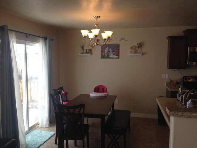 Building Photo - Suncrest Townhome for Rent- Great Price!