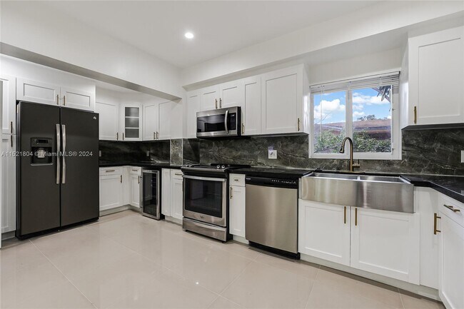 Foto del edificio - 12885 Griffing Blvd