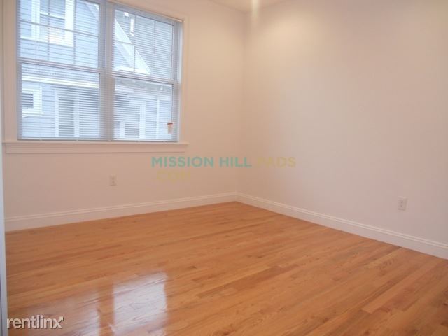 Building Photo - 32 Hillside St