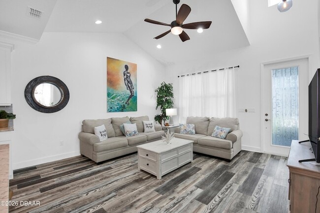 Building Photo - 402 Parrot Ln