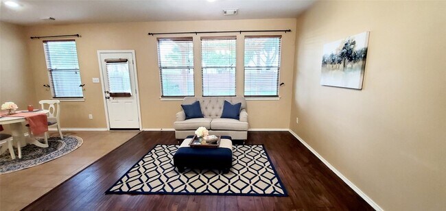 Foto del edificio - 5606 Claybeck Ln