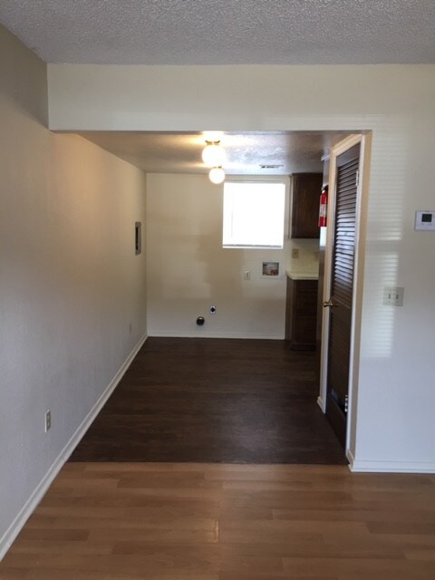 Building Photo - 305 W Pleasant Valley Rd