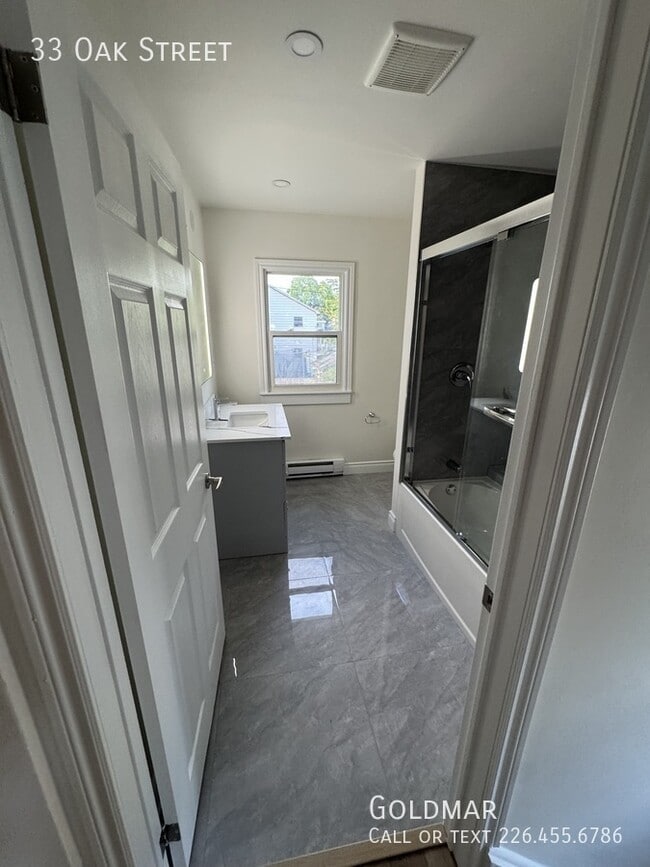 Building Photo - beautifully renovated home in charming Wallaceburg