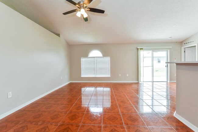 Building Photo - 421 Eagle Dr