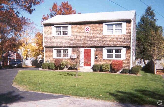 Building Photo - 240 Elm St