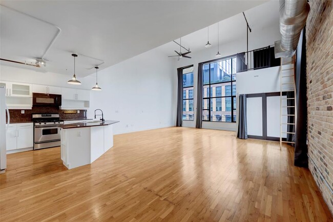 Building Photo - 411 Brazos St