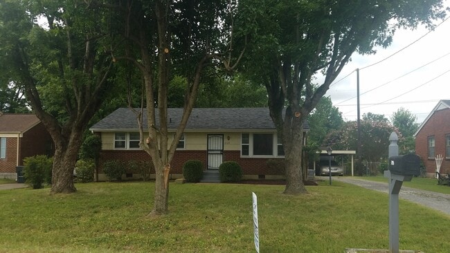 Foto del edificio - Spacious 3-Bedroom Home with Modern Updates & Huge Backyard