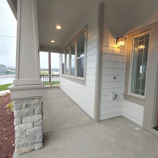 Building Photo - $1345 off first full month!! Newer Beautif...