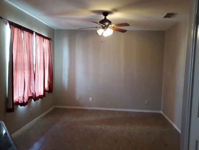 Building Photo - 606 Gale St