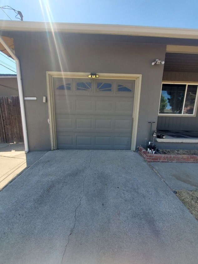 Building Photo - Single story 4/2 with a large backyard clo...