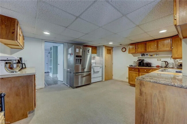 Building Photo - 5 Bedroom Home Month-to-Month Lease