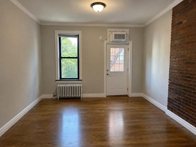 Foto del edificio - 722 Tenth Ave (between 49th & 50th), #4A