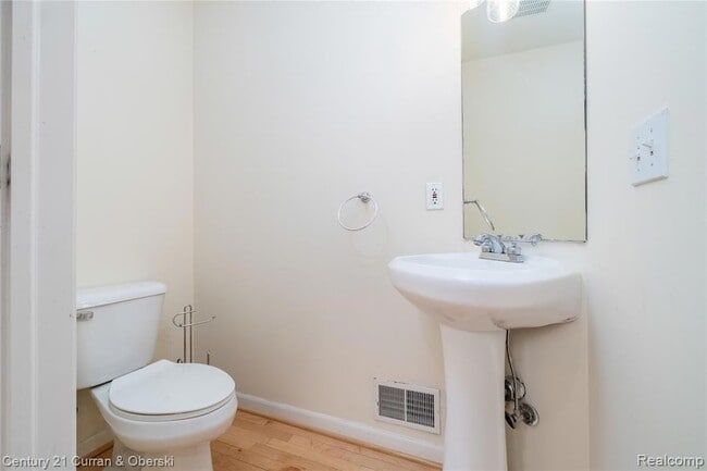 Building Photo - 50529 Beechwood Ct