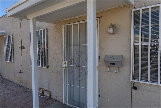 Foto del edificio - 4626 Maxwell Ave