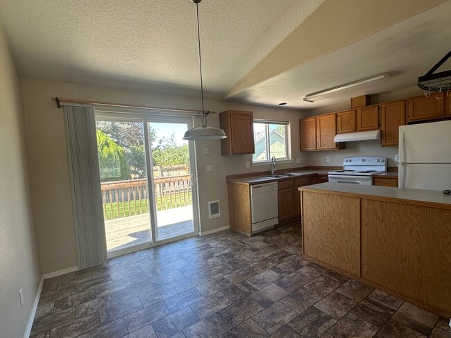 Building Photo - 3025 SW Reindeer Ave