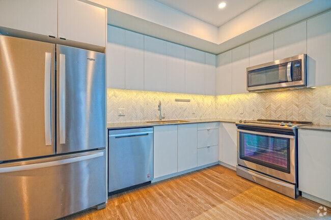 2BR, 2BA - 908SF - Kitchen - 2475 Hurontario Street