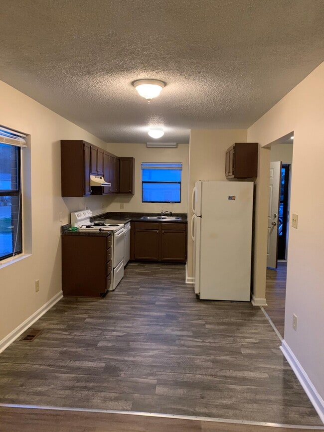 Kitchen and dining area - 1417 Cherrycrest Dr