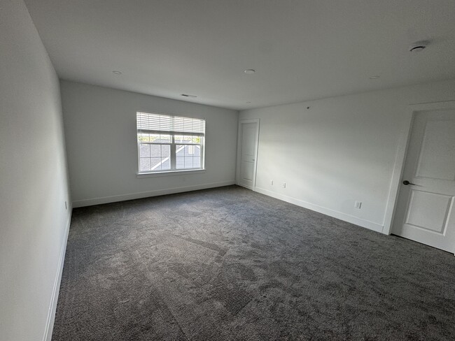 Building Photo - 203 8th St