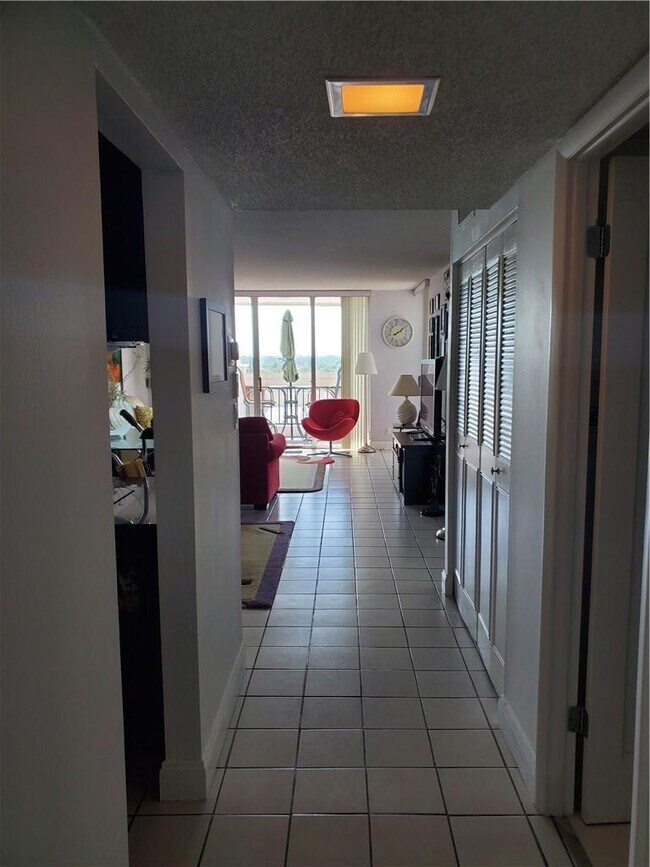 Foto del edificio - 1609 N Riverside Dr