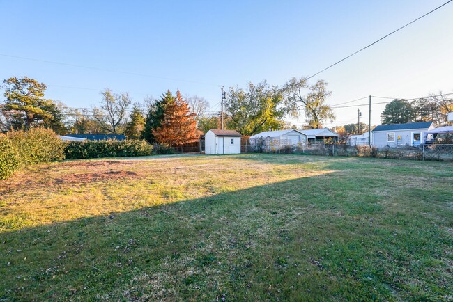 Building Photo - 3 Bedroom 1 bath Ranch with large fenced y...