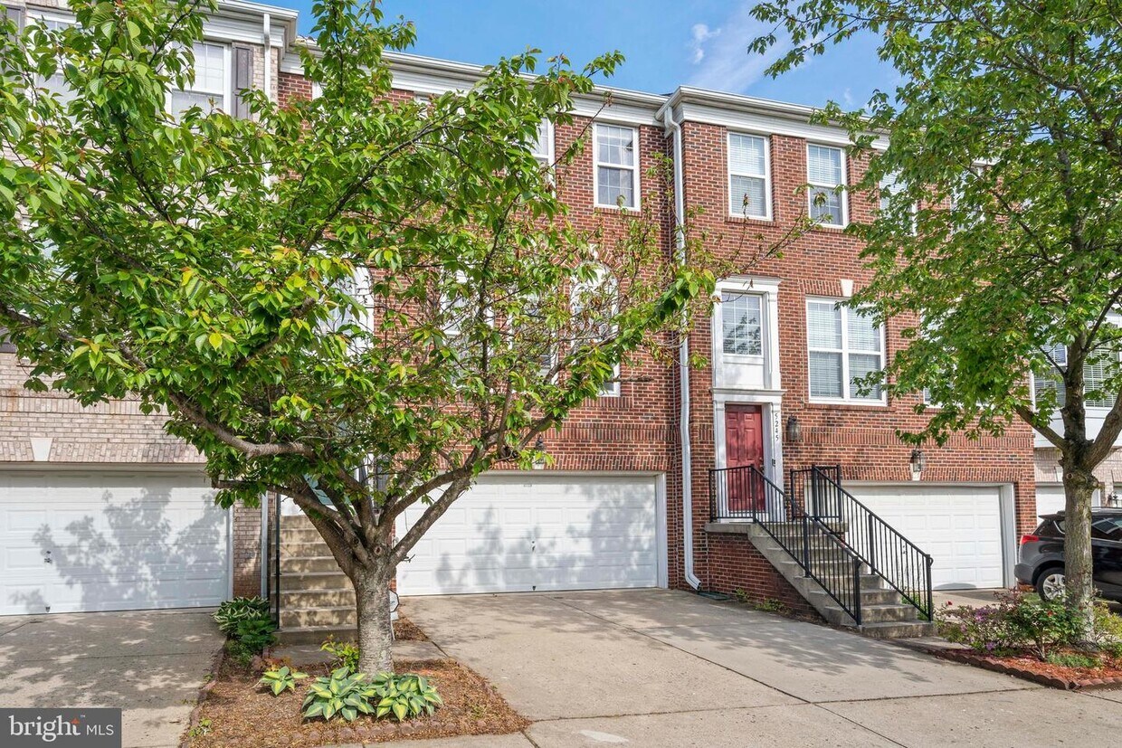 5243 Jule Star Dr, Centreville, VA 20120 Townhome Rentals in